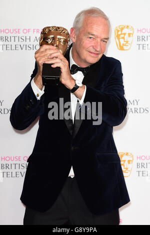 Jon Snow holt den Preis für die beste Nachrichtenberichterstattung im Namen von Channel 4 während der House of Fraser BAFTA TV Awards 2016 in der Royal Festival Hall, Southbank, London. DRÜCKEN SIE VERBANDSFOTO. Bilddatum: Sonntag, 8. Mai 2016. Siehe PA Story SHOWBIZ BAFTA. Das Foto sollte lauten: Ian West/PA Wire Stockfoto