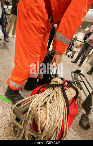 Freiwillige Helfer der Such- und Rettungshilfe warten auf Flüge nach Pakistan am Flughafen Heathrow, Sonntag, den 9. Oktober 2005, als Reaktion auf ein großes Erdbeben, bei dem mehr als 30,000 Menschen in Südasien ums Leben kamen. Und die Bereitstellung von Visa-Notdiensten in ihren Londoner Büros und an den Flughäfen Heathrow, Birmingham und Manchester, um denjenigen zu helfen, die in Eile sind, ohne die erforderlichen Formalitäten zu haben. Siehe PA Geschichte TOD quare. DRÜCKEN Sie VERBANDSFOTO. Bildnachweis sollte lauten: Lindsey Parnaby/PA Stockfoto