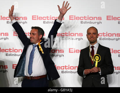 Der schottische Liberaldemokrat Alex Cole-Hamilton (L) gewann den Sitz des Edinburgh Western mit dem SNP-Kandidaten Toni Giugliano (R) beim Edinburgh Count am Royal Highland Centre, Ingliston für die schottischen Parlamentswahlen. Stockfoto