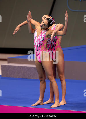 Die Italiener Linda Cerruti und Costanza Ferro treten im Duet Free Synchronized Swimming am zweiten Tag der European Aquatics Championships im London Aquatics Centre in Stratford an. Stockfoto