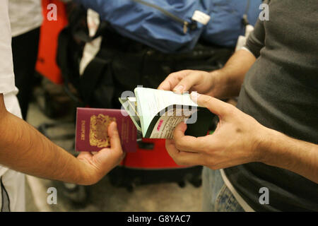 Freiwillige Helfer der Such- und Rettungshilfe warten auf Flüge nach Pakistan am Flughafen Heathrow, Sonntag, den 9. Oktober 2005, als Reaktion auf ein großes Erdbeben, bei dem mehr als 30,000 Menschen in Südasien ums Leben kamen. Und die Bereitstellung von Visa-Notdiensten in ihren Londoner Büros und an den Flughäfen Heathrow, Birmingham und Manchester, um denjenigen zu helfen, die in Eile sind, ohne die erforderlichen Formalitäten zu haben. Siehe PA Geschichte TOD quare. DRÜCKEN Sie VERBANDSFOTO. Bildnachweis sollte lauten: Lindsey Parnaby/PA Stockfoto