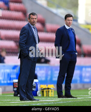 Wigan Athletic gegen Southend United – Sky Bet League One – DW Stadium. Southend United Manager Phil Brown (links) und Wigan Athletic Manager Gary Caldwell auf der Touchline. Stockfoto