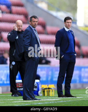 Wigan Athletic gegen Southend United – Sky Bet League One – DW Stadium. Southend United Manager Phil Brown (links) und Wigan Athletic Manager Gary Caldwell auf der Touchline. Stockfoto