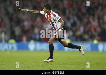 Patrick van Aanholt von Sunderland feiert das erste Tor seines Spielers während des Spiels der Barclays Premier League im Stadion of Light, Sunderland. Stockfoto