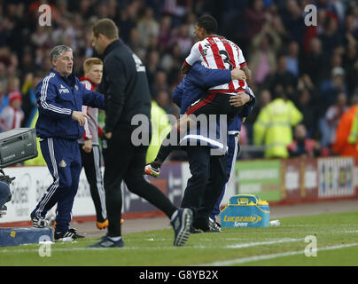 Patrick van Aanholt von Sunderland feiert mit Manager Sam Allardyce, nachdem er das erste Tor seines Spielers während des Barclays Premier League-Spiels im Stadion of Light, Sunderland, erzielt hat. Stockfoto