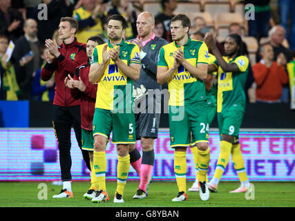 Russell Martin (links) und Ryan Bennett von Norwich City sehen niedergeschlagen aus, als sie die Fans applaudieren, nachdem sie die Ablegung des Clubs nach dem Spiel der Barclays Premier League in Carrow Road, Norwich, bestätigt hatten. Stockfoto