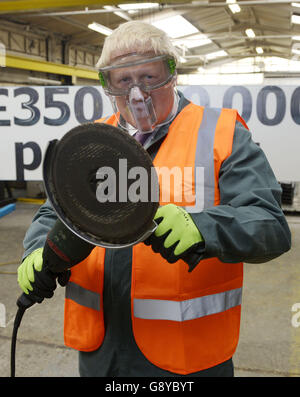 Der ehemalige Bürgermeister von London, Boris Johnson, trägt persönliche Schutzausrüstung vor einem £350-Millionen-Zeichen, das den Betrag anzeigt, den Großbritannien während eines Besuchs in Reid Steel, Christchurch, Dorset, vor dem Referendum vom 23. Juni an die EU pro Woche schickt. Stockfoto