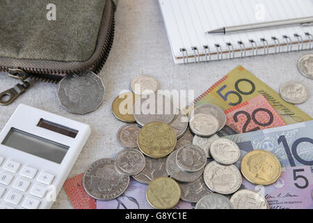 Australische Geld AUD mit Rechner, Notebook und kleinen Geld Beutel, selektiven Fokus auf 1-Dollar-Münze Stockfoto