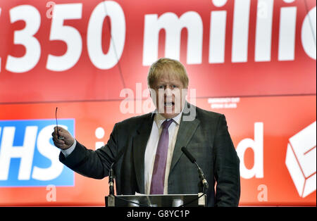 Der ehemalige Bürgermeister von London, Boris Johnson, spricht vor dem Referendum im Juni 23 bei einem Besuch in Reid Steel, Christchurch, Dorset, mit den Mitarbeitern. Stockfoto