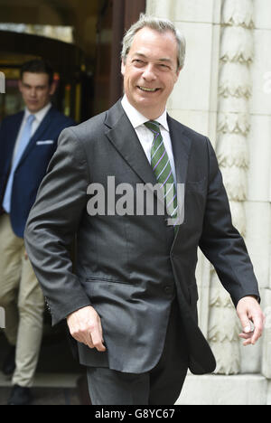 UKIP-Führer Nigel Farage verlässt Millbank in Westminster, London, nach TV-Interviews. Stockfoto