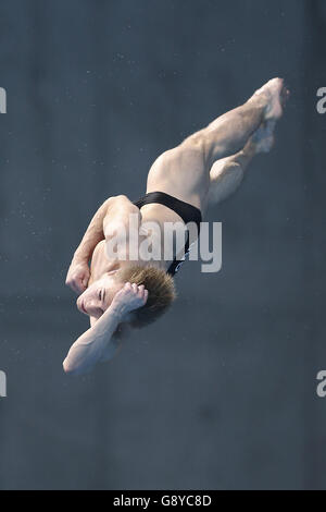 Der britische Jack Laugher tritt am vierten Tag der European Aquatics Championships im London Aquatics Centre in Stratford im 3 m Sprungbrett-Vorlauf an. DRÜCKEN Sie VERBANDSFOTO. Bilddatum: Donnerstag, 12. Mai 2016. Siehe PA Geschichte TAUCHEN London. Bildnachweis sollte lauten: John Walton/PA Wire. EINSCHRÄNKUNGEN: , Keine kommerzielle Nutzung ohne vorherige Genehmigung, bitte kontaktieren Sie PA Images für weitere Informationen: Tel: +44 (0) 115 8447447. Stockfoto