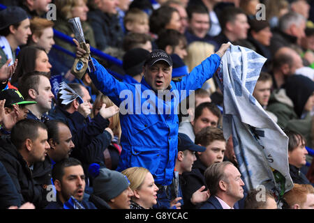 Leicester City / Swansea City - Barclays Premier League - King Power Stadium. Ein Leicester City Fan auf den Tribünen zeigt seine Unterstützung Stockfoto