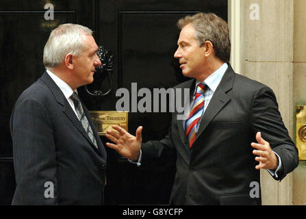 Der irische Premierminister Bertie Ahern (links) mit dem britischen Premierminister Tony Blair vor der Nummer 10 Downing Street, nachdem sich das Paar am Dienstag, dem 11. Oktober 2005, zu Gesprächen getroffen hatte. Siehe PA Geschichte POLITIK Blair. DRÜCKEN SIE VERBANDSFOTO. Das Foto sollte lauten: John Stillwell/PA. Stockfoto