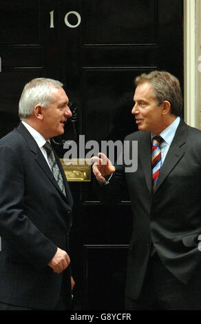 Der irische Premierminister Bertie Ahern (links) mit dem britischen Premierminister Tony Blair vor der Nummer 10 Downing Street, nachdem sich das Paar am Dienstag, dem 11. Oktober 2005, zu Gesprächen getroffen hatte. Siehe PA Geschichte POLITIK Blair. DRÜCKEN SIE VERBANDSFOTO. Das Foto sollte lauten: John Stillwell/PA. Stockfoto