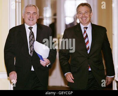 Der irische Taoiseach Bertie Ahern (links) und der britische Premierminister Tony Blair in der Downing Street Nr. 10, wo sie sich am Dienstag, den 11. Oktober 2005, zu Gesprächen trafen. Siehe PA Geschichte POLITIK Blair. DRÜCKEN Sie VERBANDSFOTO. Bildnachweis sollte lauten: Matt Dunham/PA/WPA Rota AP Stockfoto