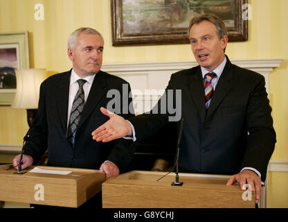 Der irische Premierminister Bertie Ahern (links) und der britische Premierminister Tony Blair veranstalten am Dienstag, den 11. Oktober 2005, eine Pressekonferenz in der Downing Street 10, nachdem sich das Paar zu Gesprächen getroffen hatte. Siehe PA Geschichte POLITIK Blair. DRÜCKEN SIE VERBANDSFOTO. Der Bildnachweis sollte lauten: Matt Dunham/PA/WPA Rota AP Stockfoto