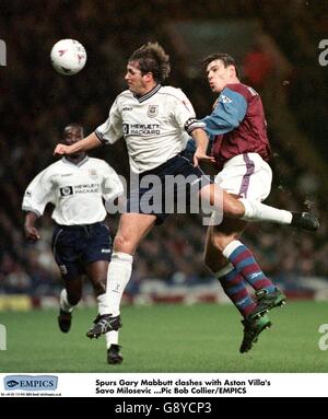 Gary Mabbutt von Tottenham Hotspur (links) geht von Aston Villas aus Savo Milosevic (rechts) Stockfoto