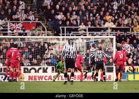 Fußball - FA Carling Premiership - Newcastle United / Liverpool. Steve Watson von Newcastle United (rechts) steigt über die Verteidigung von Liverpool, um das Eröffnungziel des Spiels zu erzielen Stockfoto