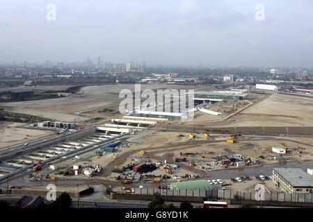 Eine allgemeine Ansicht des OLYMPISCHEN AUFSTELLUNGSORTES fotografiert vom 21. Stock des Wohnturmblocks Holden Point Mittwoch 12 Oktober 2005. . Ihre Majestät, die Königin, machte zum ersten Mal eine Begebenheit auf dem Gelände des London 2012 Olympics Park und sagte, das Projekt sei spannend und faszinierend SIEHE PA GESCHICHTE ROYAL Olympics. DRÜCKEN SIE VERBANDSFOTO. DAS FOTO SOLLTE JEREMY Selwyn/Evening Standard/NPA ROTA/PA LAUTEN Stockfoto