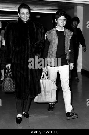 Audrey Hepburn und ihr Sohn Luca Dotti. Audrey Hepburn (55) und ihr Sohn Luca Dotti (14), die nach ihrem Flug aus Rom am Flughafen Heathrow ankommen. Stockfoto