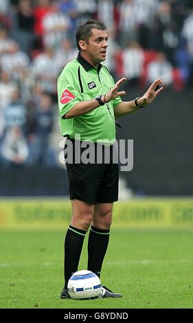 Fußball - FA Barclays Premiership - Wigan Athletic / Newcastle United - The JJB Stadium. Schiedsrichter Phil Dowd Stockfoto