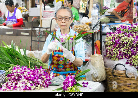 Frau, die Strauß Blumen auf Pak Khlong Talat Flower Market, Bangkok, Thailand Stockfoto