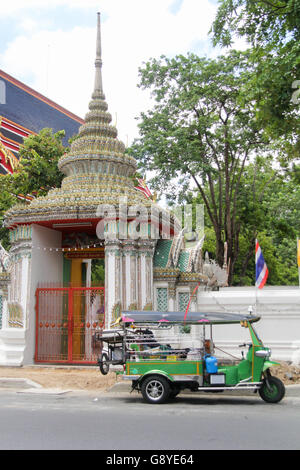 Ein stationäres Tuk-Tuk außerhalb Wat Po in Bangkok, Thailand Stockfoto