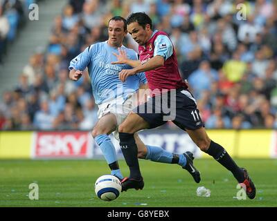 Fußball - FA Barclays Premiership - Manchester City / West Ham United - The City of Manchester Stadium. Matthew Etherington (r) von West Ham United hält Stephen Ireland von Manchester City zurück Stockfoto