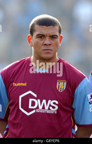 Fußball - FA Barclays Premiership - Birmingham City / Aston Villa - St Andrews. Wilfred Bouma von der Aston Villa Stockfoto