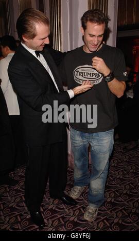 Ralph Fiennes (L) und Bruder Joseph treffen am Mittwoch, den 19. Oktober 2005, auf der Party für den neuen Film „The Constant Gardener“ im Odeon, Leicester Square, im Zentrum von London ein. Die Premiere markiert den Eröffnungsabend des Times bfi London Film Festival. Siehe PA Story SHOWBIZ Gardener. DRÜCKEN SIE VERBANDSFOTO. Der Bildnachweis sollte lauten: Ian West/PA Stockfoto