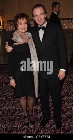 Ralph Fiennes und Francesca Annis kommen bei der Party für den neuen Film "The Constant Gardener", im Odeon, Leicester Square, Central London, Mittwoch, 19. Oktober 2005. Die Premiere markiert den Eröffnungsabend des Times bfi London Film Festival. Siehe PA Geschichte SHOWBIZ Gardener. DRÜCKEN Sie VERBANDSFOTO. Bildnachweis sollte lauten: Ian West/PA Stockfoto