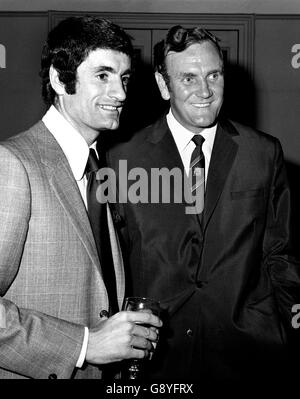 Soccer - Football Writers' Association Footballer Of The Year Dinner - Cafe Royal. Arsenal-Kapitän Frank McLintock (l.), mit dem Manager von Leeds United, Don Revie (r.) Stockfoto