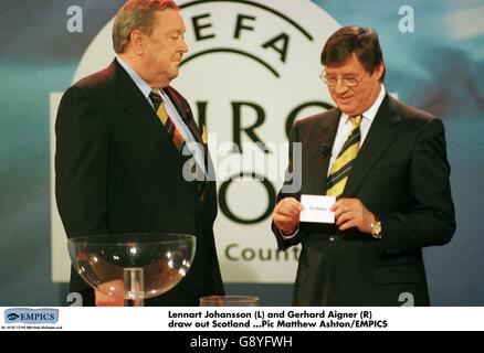 Fußball - Euro 2000 Qualifying Round Draw - Gent, Belgien. UEFA-Präsident Lennart Johansson (links) und UEFA-Sekretär Gerhard Aigner (rechts) ziehen Schottland heraus Stockfoto