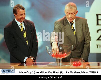 Johan Cruyff (links) und Paul Van Himst (rechts) helfen dabei Mit der Ziehung Stockfoto