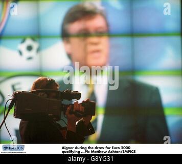 Fußball - Euro 2000 Qualifying Round Draw - Gent, Belgien. Gerhard Aigner auf der großen Leinwand während der Auslosung Stockfoto