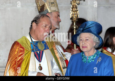 Die britische Königin Elizabeth II. Spricht mit dem Dekan von St. Pauls, dem Hochwürdigen Dr. John Moses, während eines besonderen Dankesgottesdienstes und der Wiederweihung zur Feier des 60. Jahrestages der Organisation der Vereinten Nationen in der St. Pauls Cathedral in London, Montag, den 24. Oktober 2005. Siehe PA Story ROYAL UN. DRÜCKEN Sie VERBANDSFOTO. Fotokredit sollte lauten: PA/Ian Jones/The Daily Telegraph/NPA Rota Stockfoto