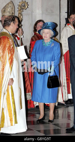 Die britische Königin Elizabeth II. Nimmt an einem besonderen Dankesgottesdienst und an der Wiederweihung Teil, um den 60. Jahrestag der Organisation der Vereinten Nationen am Montag, den 24. Oktober 2005, in der St. Pauls Cathedral in London zu feiern. Siehe PA Story ROYAL UN. DRÜCKEN Sie VERBANDSFOTO. Fotokredit sollte lauten: PA/Ian Jones/The Daily Telegraph/NPA Rota Stockfoto