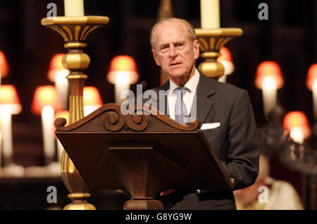 Der Herzog von Edinburgh hält eine Rede im Rahmen eines besonderen Dankesdienstes und einer Wiederweihung zur Feier des 60. Jahrestages der Organisation der Vereinten Nationen in der St. Pauls Cathedral in London. Stockfoto