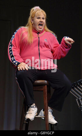 Matt Lucas auf der Bühne als Vicky Pollard, einer der Charaktere aus der TV-Comedy-Serie "Little Britain", während der Proben für die Little Britain Live-Bühnentour, in der Guildhall, Portsmouth, Montag, 24. Oktober 2005. DRÜCKEN Sie VERBANDSFOTO. Bildnachweis sollte lauten: Yui Mok/PA Stockfoto