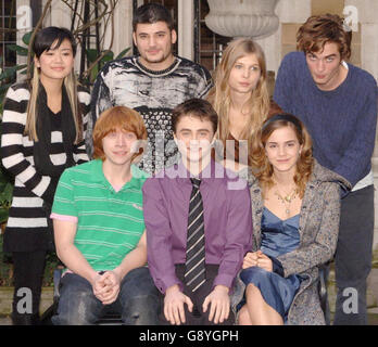 (Hintere Reihe, von links nach rechts) Katie Leung, Stanislav Ianevski, Clemence Poesy und Robert Pattinson, (vordere Reihe, von links nach rechts) Rupert Grint, Daniel Radcliffe und Emma Watson, während eines Fotoalles für den neuen Harry Potter-Film „Harry Potter und der Feuerkelch“ in der Merchant Taylor's Hall im Zentrum von London, Dienstag, 25. Oktober 2005. DRÜCKEN SIE VERBANDSFOTO. Der Bildnachweis sollte lauten: Ian West/PA Stockfoto