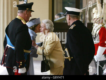 Die britische Königin Elizabeth (2. Rechts) und der Herzog von Edinburgh (rechts) begrüßen König Harald (links) und Königin Sonja (2. Links) von Norwegen im Buckingham Palace im Zentrum von London bei einem offiziellen Besuch des Königs und der Königin von Norwegen im Vereinigten Königreich. Stockfoto
