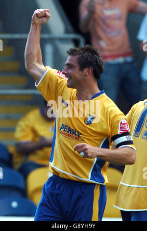 Fußball - Coca-Cola Football League Two - Mansfield Town / Notts County - Field Mill. Richie Barker von Mansfield Town feiert sein Ziel Stockfoto