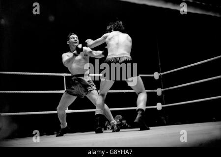 Boxen - British Heavyweight Title, European (EBU) Light Heavyweight Title, Commonwealth (British Empire) Heavyweight Title, .... Bruce Woodcock (l) im Einsatz gegen Freddie Mills (r). Bruce Woodcock würde in der 14. Runde weiter gewinnen. Stockfoto