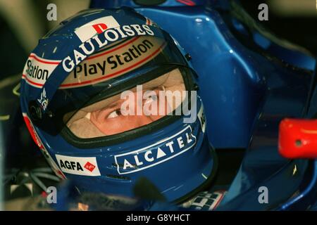 Formel-1-Autorennen - Testing - Circuit de Catalanya - Barcelona. Olivier Panis wartet während der Tests in seinem Prost-Auto Stockfoto