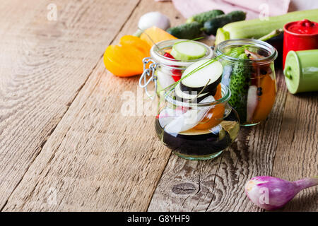 Hausgemachte Gemüse Konserven. Sammlung von eingelegtem Gemüse in Gläsern. Konserven-Konzept Stockfoto