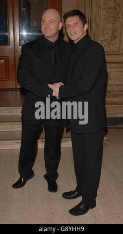 EastEnders Schauspieler Ross Kemp (links) und Nigel Harman kommen am Dienstag, den 25. Oktober 2005, zur Verleihung der National Television Awards 2005 (NTA) in der Royal Albert Hall im Zentrum von London an. Siehe PA Story SHOWBIZ Awards. DRÜCKEN SIE VERBANDSFOTO. Der Bildnachweis sollte lauten: Ian West/PA Stockfoto