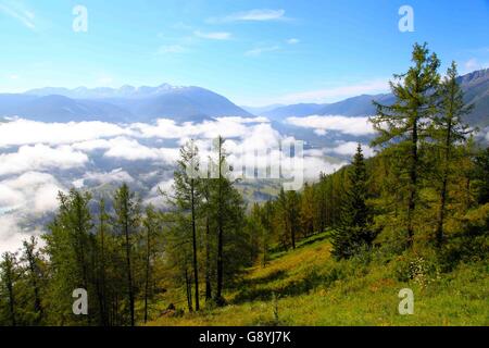 29. Juni 2016 - Aletai, Aletai, CHN - Aletai, China - 29. Juni 2016: (Nur zur redaktionellen Verwendung. CHINA aus) Wolkenmeer zeigt oft an Kanas-See. Es ist ein See in Altay Präfektur, Xinjiang, China. Der See liegt in einem Tal im Altai-Gebirge nahe der Nordspitze von Xinjiang und der Provinz grenzt an Kasachstan, der Mongolei und Russland. Der See entstand im Quartär durch die Bewegung der Gletscher vor rund 200.000 Jahren. Der Halbmond geformte See hat eine geschätzte Wasserspeicherkapazität von 53,8 Milliarden Kubikmetern, gepaart mit einer durchschnittlichen Tiefe von rund Stockfoto