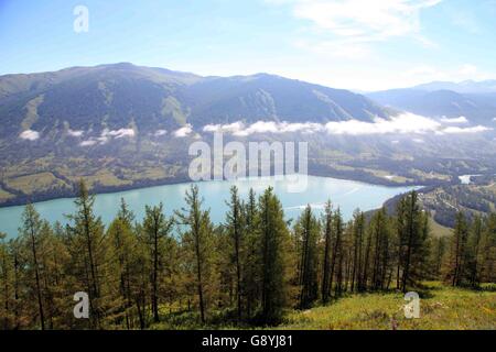 29. Juni 2016 - Aletai, Aletai, CHN - Aletai, China - 29. Juni 2016: (Nur zur redaktionellen Verwendung. CHINA aus) Wolkenmeer zeigt oft an Kanas-See. Es ist ein See in Altay Präfektur, Xinjiang, China. Der See liegt in einem Tal im Altai-Gebirge nahe der Nordspitze von Xinjiang und der Provinz grenzt an Kasachstan, der Mongolei und Russland. Der See entstand im Quartär durch die Bewegung der Gletscher vor rund 200.000 Jahren. Der Halbmond geformte See hat eine geschätzte Wasserspeicherkapazität von 53,8 Milliarden Kubikmetern, gepaart mit einer durchschnittlichen Tiefe von rund Stockfoto