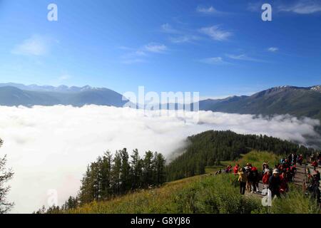 29. Juni 2016 - Aletai, Aletai, CHN - Aletai, China - 29. Juni 2016: (Nur zur redaktionellen Verwendung. CHINA aus) Wolkenmeer zeigt oft an Kanas-See. Es ist ein See in Altay Präfektur, Xinjiang, China. Der See liegt in einem Tal im Altai-Gebirge nahe der Nordspitze von Xinjiang und der Provinz grenzt an Kasachstan, der Mongolei und Russland. Der See entstand im Quartär durch die Bewegung der Gletscher vor rund 200.000 Jahren. Der Halbmond geformte See hat eine geschätzte Wasserspeicherkapazität von 53,8 Milliarden Kubikmetern, gepaart mit einer durchschnittlichen Tiefe von rund Stockfoto