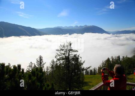 29. Juni 2016 - Aletai, Aletai, CHN - Aletai, China - 29. Juni 2016: (Nur zur redaktionellen Verwendung. CHINA aus) Wolkenmeer zeigt oft an Kanas-See. Es ist ein See in Altay Präfektur, Xinjiang, China. Der See liegt in einem Tal im Altai-Gebirge nahe der Nordspitze von Xinjiang und der Provinz grenzt an Kasachstan, der Mongolei und Russland. Der See entstand im Quartär durch die Bewegung der Gletscher vor rund 200.000 Jahren. Der Halbmond geformte See hat eine geschätzte Wasserspeicherkapazität von 53,8 Milliarden Kubikmetern, gepaart mit einer durchschnittlichen Tiefe von rund Stockfoto